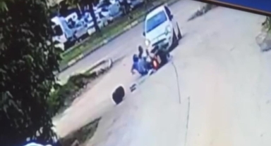 Hızla gelen motosiklet otomobile çarptı: 2 yaralı