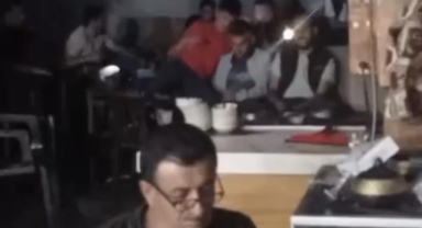 Kahvehane göle döndü vatandaş oyuna devam etti