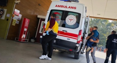 Kaldırımda oturan çocuğun ayağını ezdi