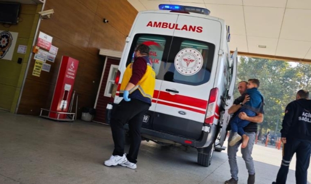 Kaldırımda oturan çocuğun ayağını ezdi