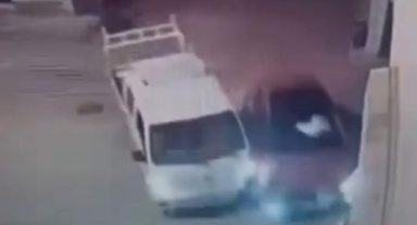 Kamyonet ile otomobilin çarpıştığı kaza kamerada