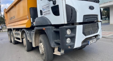 Kamyonla çarpışan motosikletli genç hayatını kaybetti