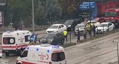 Kaygan yolda 2 otomobil çarpıştı: 2 yaralı