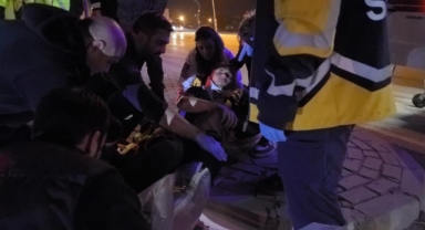 Kazada yaralanan oğlunu gören anne gözyaşı döktü
