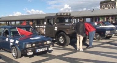 Klasik otomobiller lösemi farkındalığını artırmak için yola çıktı