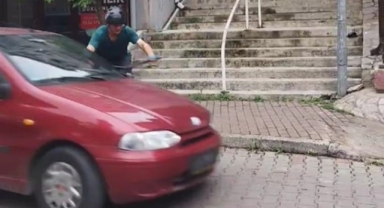Merdivenlerden bisikletle inerken otomobile çarptı