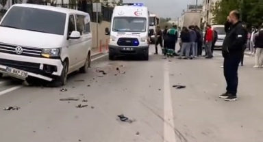 Minibüs ile motosiklet kafa kafaya çarpıştı