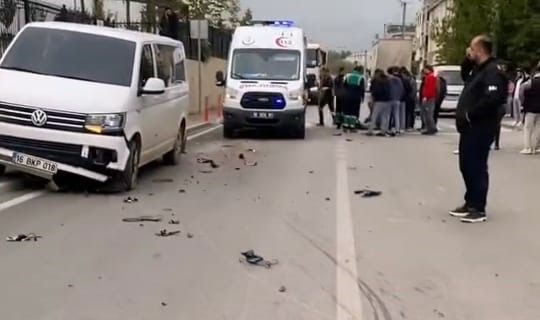 Minibüs ile motosiklet kafa kafaya çarpıştı