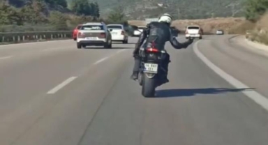 Motosiklet üzerinde dans edip kilometrelerce ilerledi