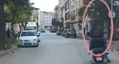 Motosiklete sığmak için sürücünün omzuna çıkmıştı: Ceza kesildi