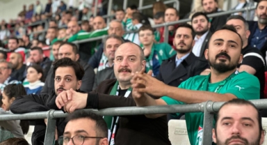 Mustafa Varank, Bursaspor maçını taraftarla izledi