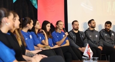 Nilüfer Belediyespor'lu voleybolculardan öğrencilere tavsiyeler