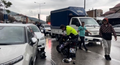 Önce 4 araca sonra kurye'ye çarptı