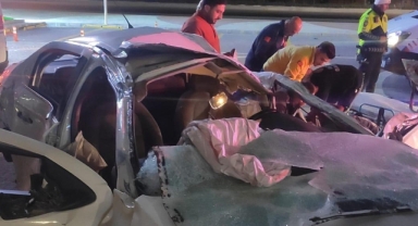 Önce direğe sonra park halindeki araca çarptı: 2 ölü