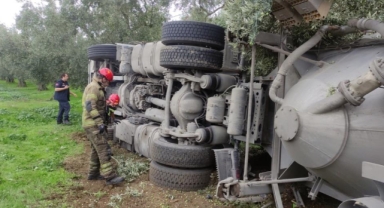 Orhangazi'de çimento yüklü tanker devrildi