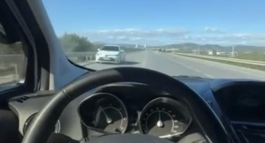 Otobanda ters yönden ilerledi, kaza teğet geçti