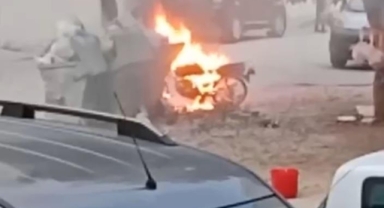 Park halindeki motosiklet alev alev yandı