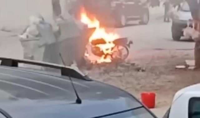 Park halindeki motosiklet alev alev yandı