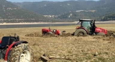 Pikniğe giden bataklığa saplandı