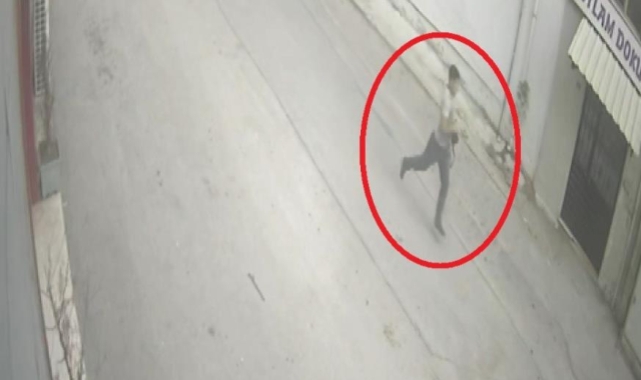 Polis sokakta aradığı hırsızı otostop çekerken yakaladı