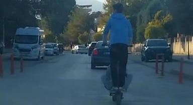 Scooter ile tehlikeli yolculuk kamerada