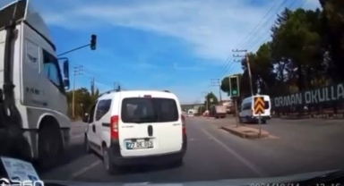 Şerit değiştiren ticari araca çarpan tır yan yattı