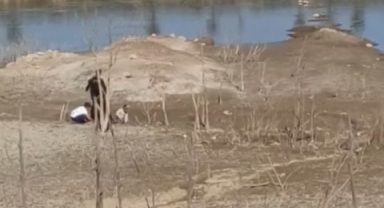 Suları çekilen gölette bataklığa saplanan çocuk kurtarıldı