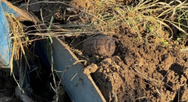Tarlayı süren çiftçi patlamamış el bombası buldu