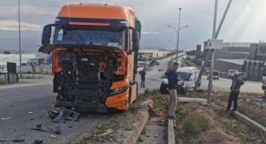 Tır ile otomobilin çarpıştığı kazada sürücüler yaralandı