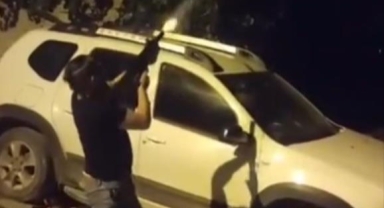 Uzun namlulu silahla havaya böyle ateş açtı