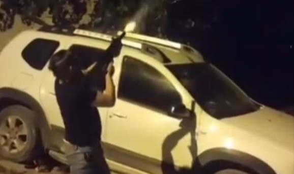Uzun namlulu silahla havaya böyle ateş açtı