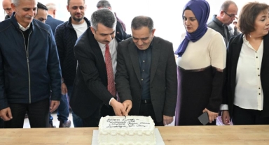 42 yıllık öğretmen alkışlarla emekliliğe uğurlandı