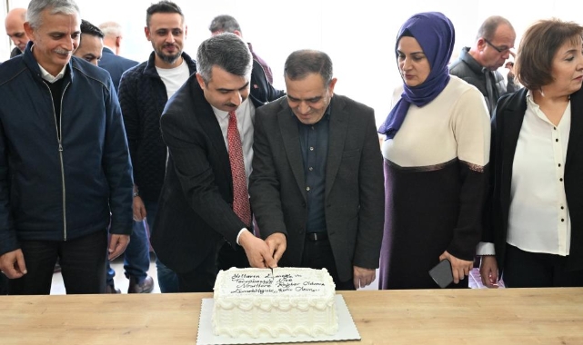 42 yıllık öğretmen alkışlarla emekliliğe uğurlandı