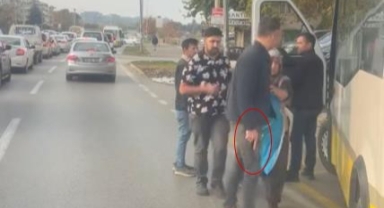 Aracını durağa çekti, kendisini uyaran şoföre silah çekti