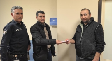 ATM'de unutulan parayı polise teslim etti