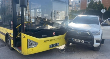 Belediye otobüsü kamyonetle çarpıştı : 1 yaralı