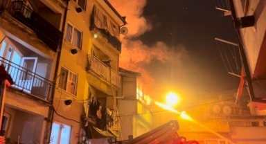 Bursa'da 2 katlı ahşap ev alev alev yandı