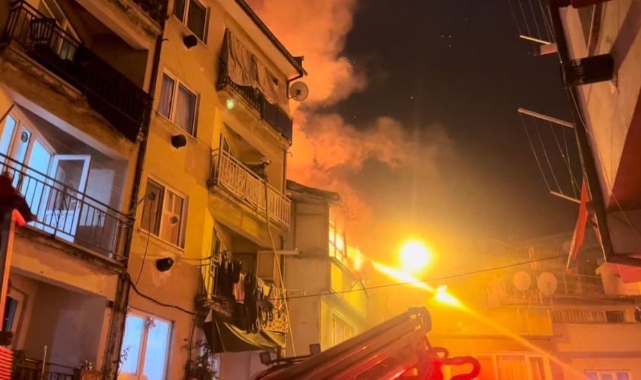 Bursa'da 2 katlı ahşap ev alev alev yandı