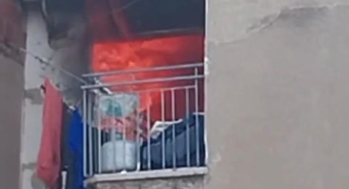 Bursa'da 3.kattaki daire alev alev yandı