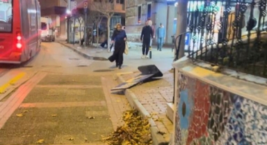 Bursa'da şiddetli lodos hayatı felç etti