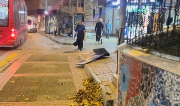 Bursa'da şiddetli lodos hayatı felç etti