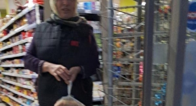 Çamurlu ayakkabılarını çıkarıp markete girdi