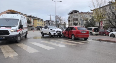 Cip ile otomobil çarpıştı: 1'i çocuk 2 kişi yaralandı