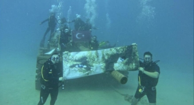 Denizin altında Türk bayrağı ve Atatürk posteri açtılar