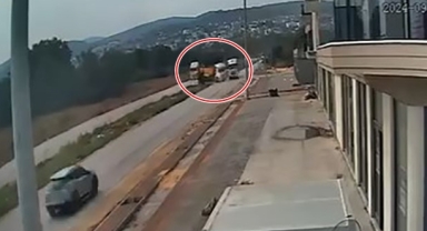 Dikkatsiz kamyoncular, kafa kafaya çarpıştı