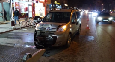 Direksiyon başında fenalaşıp önündeki araca çarptı