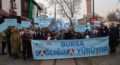 Diyabete dikkat çekmek için mavi balonlar gökyüzüne bırakıldı