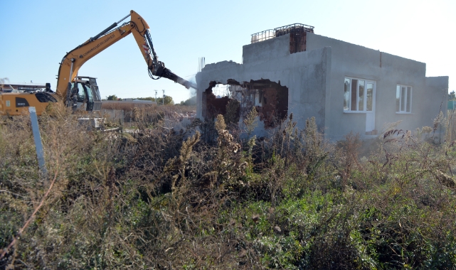 Doğanevler’de kaçak 3 yapı yıkıldı