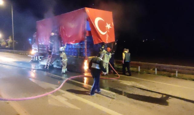 Domates yüklü kamyon alevlere teslim oldu