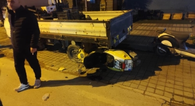 Duran araca çarpan motosiklet sürücüsü yaralandı